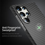 Samsung Galaxy S23 Ultra-skal i kolfiberstruktur med fingeravtrycksskydd och bakstycke i smartphone-stil