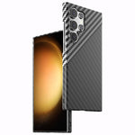 Samsung Galaxy S23 Ultra-skal i kolfiberstruktur med fingeravtrycksskydd och bakstycke i smartphone-stil