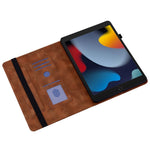 Läderfodral för iPad 10.2 (2021) / (2020) / (2019) / Air 10.5 tum (2019) Hjärttryck Hopfällbart stativ Kortplats Stylushållare Surfplatta