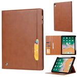 Til iPad (2025) / 10.9 (2022) Udvendig Kortplads Design PU-Læder Tabletcover Sammenfoldelig Stand Pung Penneholder Cover med Auto Wake / Sleep